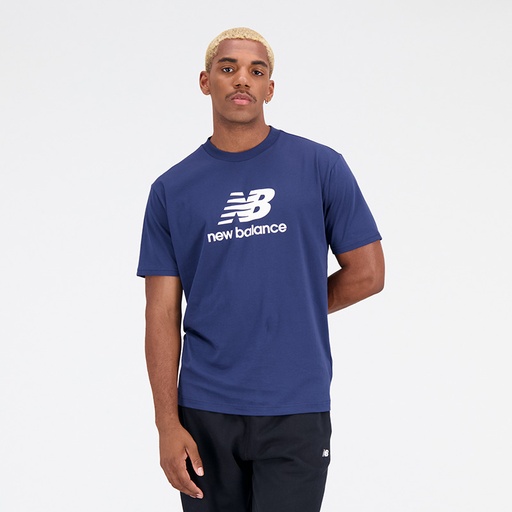 [MT31541-NNY-B] Camiseta manga corta New Balance Essentials Stacked Logo Azul Oscuro (8 unidades)