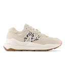 [W5740APB-B-B] Zapato Lifestyle Mujer New Balance 57/40 Beige y Blanco (12 pares)