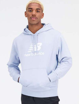 [MT31537-LAY-B] Sueter New Balance Essential Stacked Logo French Terry Azul Claro (8 unidades)